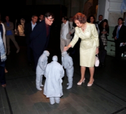La Reina recibe explicaciones sobre una de las esculturas de la exposición V Bienal de Arte Contemporáneo de la Fundación ONCE